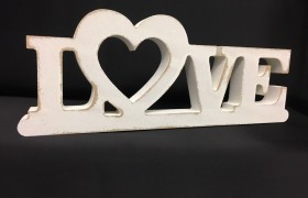 Scritta MDF bianca "LOVE". CM 26 H 10