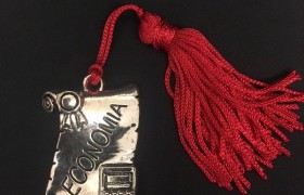 Ciondolo metallo zama, pergamena laurea economia con nappa CM 4