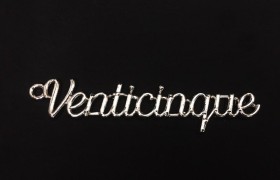 Ciondolo scritta "Venticinque" in metallo. CM 4.5x1