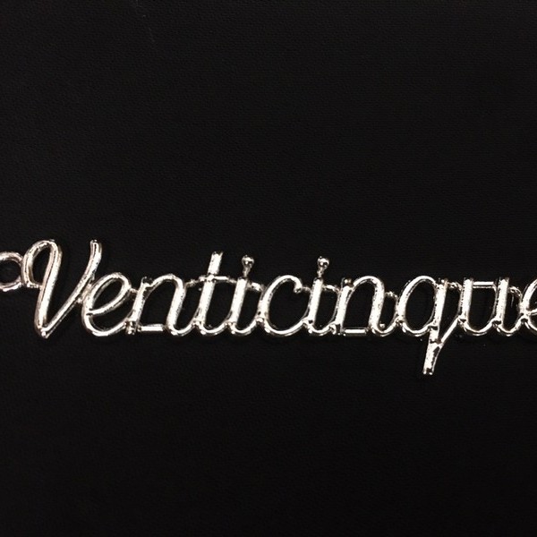 Ciondolo scritta "Venticinque" in metallo. CM 4.5x1