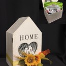 Casetta legno con traforo cuore, con interno busta ovetti fondenti GR 500 e decorazione esterna. CM 15x11 H 24