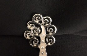 Ciondolo albero metallo smaltato avorio con strass. CM 2.5