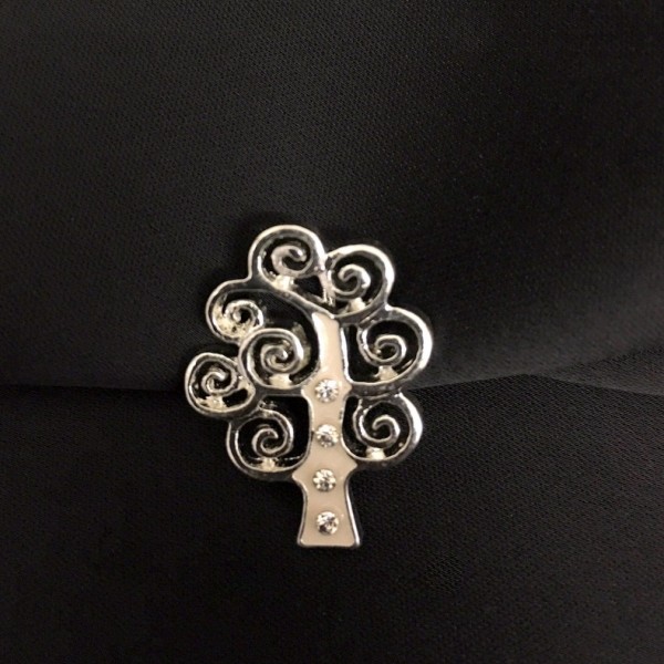 Ciondolo albero metallo smaltato avorio con strass. CM 2.5