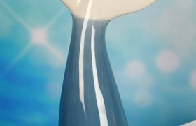 Vaso ceramica forma coda delfino con scatola. H 28