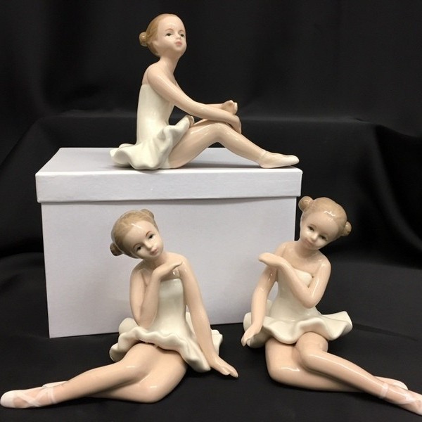 Ballerina porcellana lucida con scatola. Ass 3. H 12