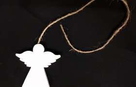 Angelo bianco in legno con cordino juta. Angelo CM 5x5 CM tot. 30