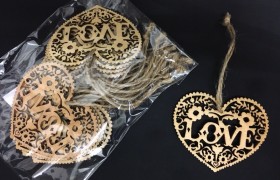 Set 12 cuori legno traforati scritta LOVE con nastro juta. CM 6x5