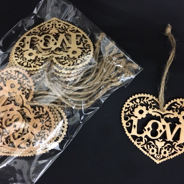 Set 12 cuori legno traforati scritta LOVE con nastro juta. CM 6x5