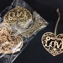 Set 12 cuori legno traforati scritta LOVE con nastro juta. CM 6x5