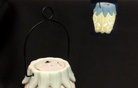 Rosa ceramica traforata da appendere con luce LED. Diam. 6 H TOT 15