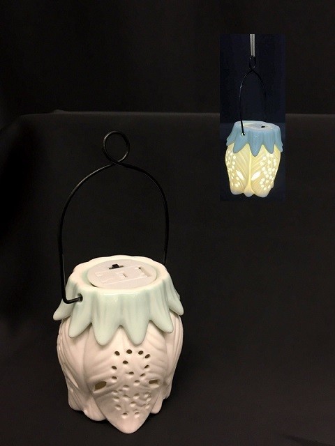 Rosa ceramica traforata da appendere con luce LED. Diam. 6 H TOT 15