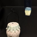 Rosa ceramica traforata da appendere con luce LED. Diam. 6 H TOT 15
