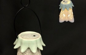 Fiore ceramica traforata da appendere con luce LED. Diam. 8,5 H TOT 16