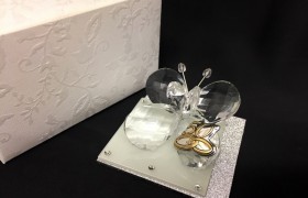 Farfalla cristallo su base vetro glitter e strass, con placca 50° e scatola. CM 6x6 H 3 MADE IN ITALY