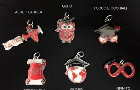 Ciondolo metallo bagno argento con smalto colorato. CM 5 circa. MADE IN ITALY