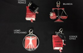 Ciondolo metallo bagno argento con smalto colorato. CM 5 circa. MADE IN ITALY