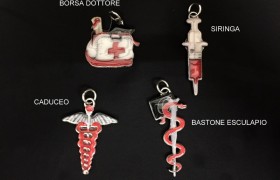 Ciondolo metallo bagno argento con smalto colorato. CM 5 circa. MADE IN ITALY