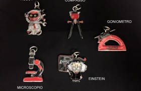 Ciondolo metallo bagno argento con smalto colorato. CM 5 circa. MADE IN ITALY