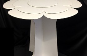 Tavolino in cartoncino forma fiore. H 59 Diam. 60