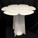 Tavolino in cartoncino forma fiore. H 59 Diam. 60