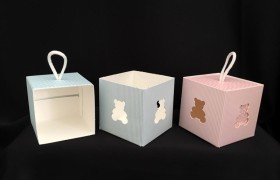 Scatola cubo cartoncino con traforo orsetto. CM 8.5x8.5 H 8