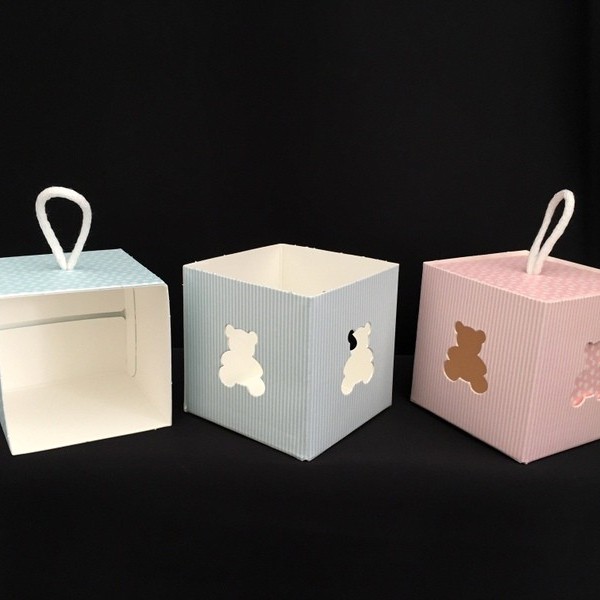 Scatola cubo cartoncino con traforo orsetto. CM 8.5x8.5 H 8