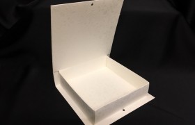 Scatola forma libro in cartoncino. Parte contenitiva CM 15x15 H 4