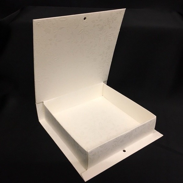 Scatola forma libro in cartoncino. Parte contenitiva CM 15x15 H 4