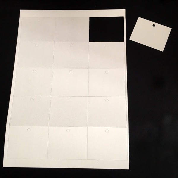 Foglio 15 bigliettini con foro. CM 6.7x5.4