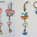 Tris appendini in resina con corda. Ass 3 per colore. CM 23