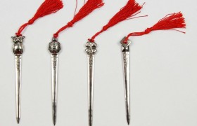 Tagliacarte metallo con soggetti laurea e nappa. Ass 4. CM 12