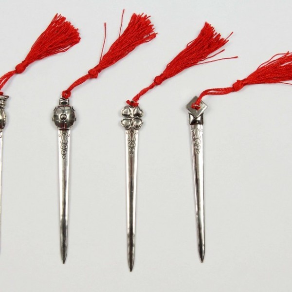 Tagliacarte metallo con soggetti laurea e nappa. Ass 4. CM 12