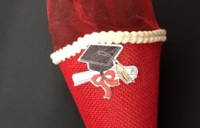 Cono laurea doppio tessuto con applicazione. CM TOT 21