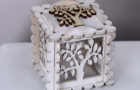 Scatola legno bianca con traforo albero e applicazione. CM 6x6 H 6