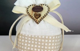 Sacchetto doppio tessuto pois con applicazione fiocco e cuore legno. CM 10x12