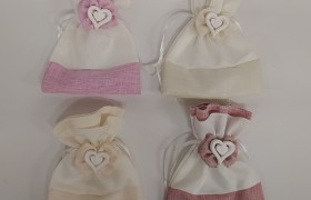 Sacchetto doppio tessuto, bicolor con fiocco e applicazione gesso cuore. CM 11.5x14