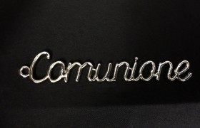 Ciondolo scritta "Comunione" in metallo. CM 6.5x1