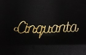 Ciondolo scritta "Cinquanta" in metallo dorato. CM 6x1