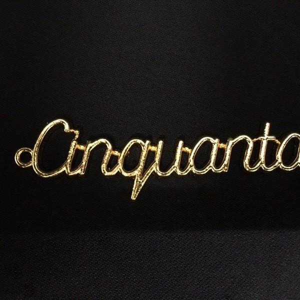 Ciondolo scritta "Cinquanta" in metallo dorato. CM 6x1