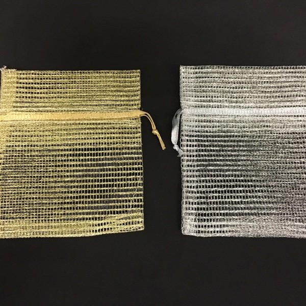 Sacchetto rete oro o argento con tirante. CM 10x12