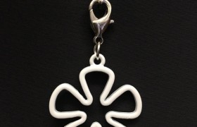Ciondolo charms fiore metallo smatato bianco. Fiore CM 3 Tot CM 5