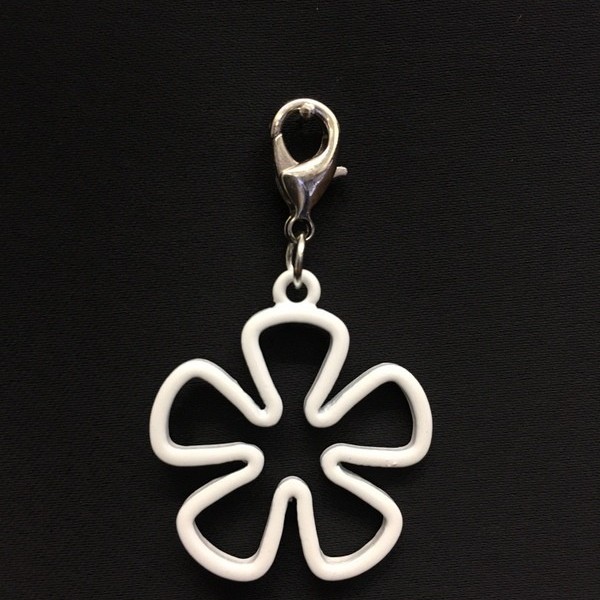 Ciondolo charms fiore metallo smatato bianco. Fiore CM 3 Tot CM 5
