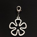 Ciondolo charms fiore metallo smatato bianco. Fiore CM 3 Tot CM 5