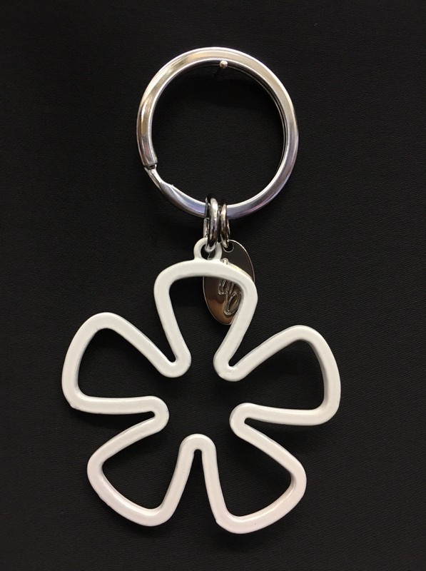 Portachiavi metallo smaltato bianco forma fiore. Fiore CM 6 Tot CM 9.5