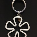 Portachiavi metallo smaltato bianco forma fiore. Fiore CM 6 Tot CM 9.5