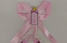 Applicazione legno baby con fiocco e ciucci plastica. CM 7