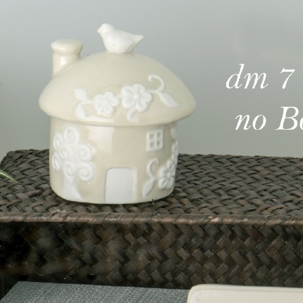 Scatola ceramica forma casa con uccellino ed albero. Diam. 5 H 7