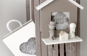Appendi chiavi in legno forma casa con portafoto, completo di due portachiavi sposi resina con scatola. CM 17