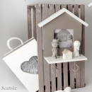 Appendi chiavi in legno forma casa con portafoto, completo di due portachiavi sposi resina con scatola. CM 17