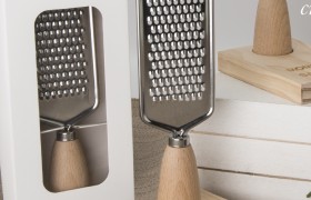 Grattugia metallo con manico su base legno con scatola. CM 18 Base CM 8x12 H 1.5